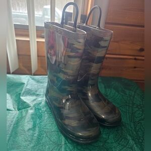 Light Up Camouflage Rain Boots with Black Handle